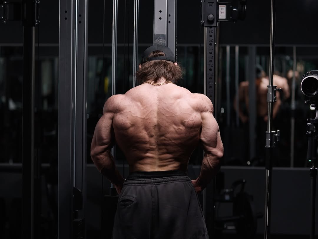 sam_sulek 게시물 이미지: 4 weeks out