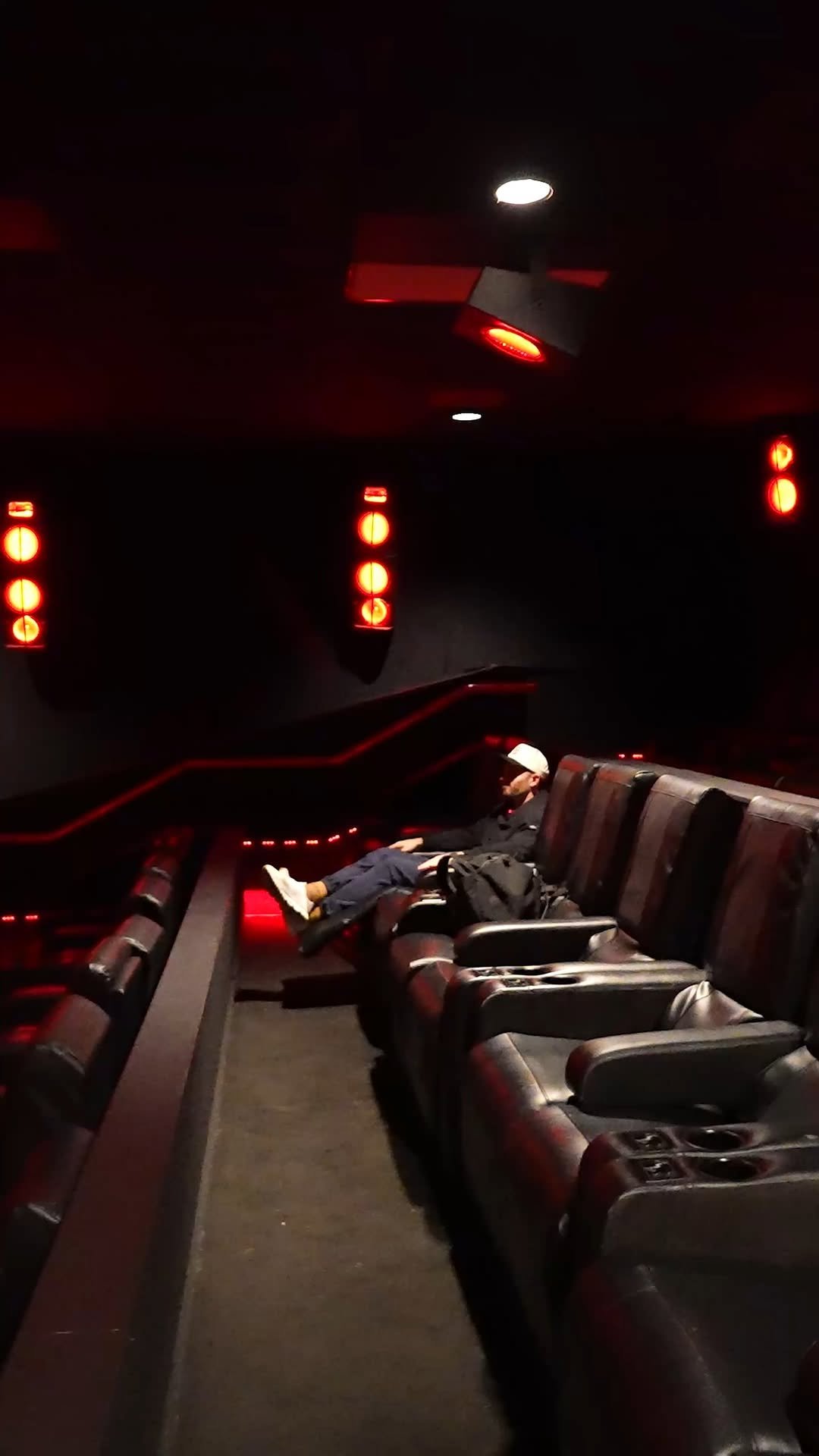 sambucha 게시물 이미지: How Long Could You Stay At A Movie Theater...