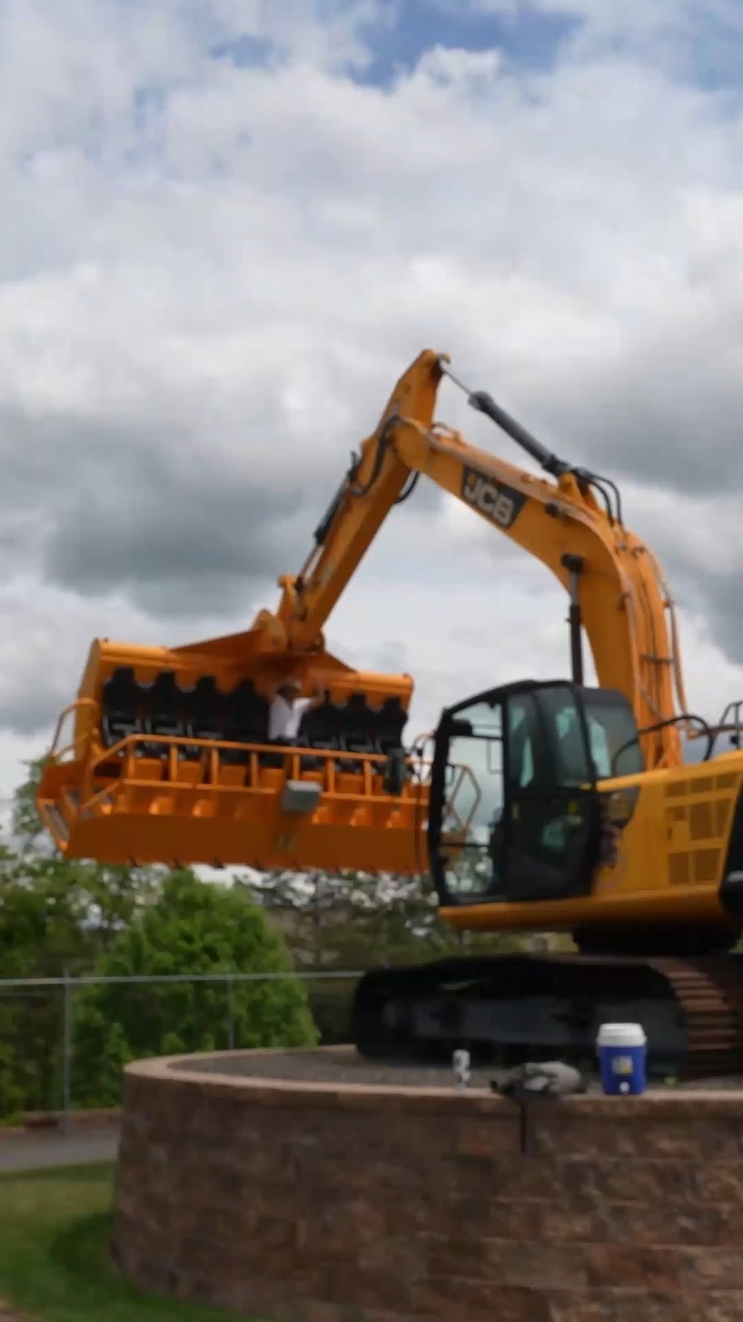sambucha 게시물 이미지: I Visited Diggerland #diggerland #construction...