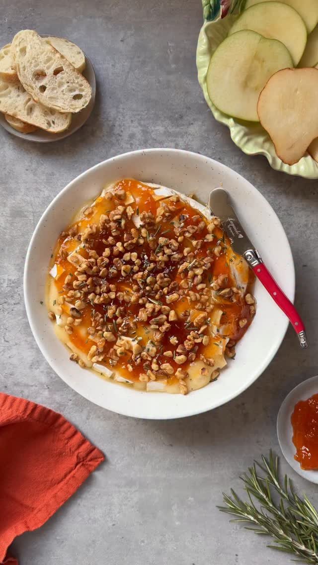 sammymontgoms 게시물 이미지: Baked Brie with Apricot Jam, Walnuts & Honey🧀🍯...