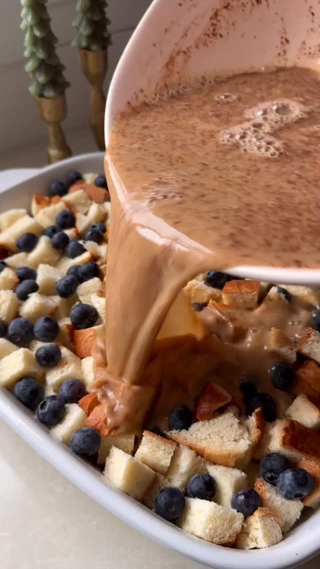 sammymontgoms 게시물 이미지: Blueberry French Toast Casserole with Cinnamon...