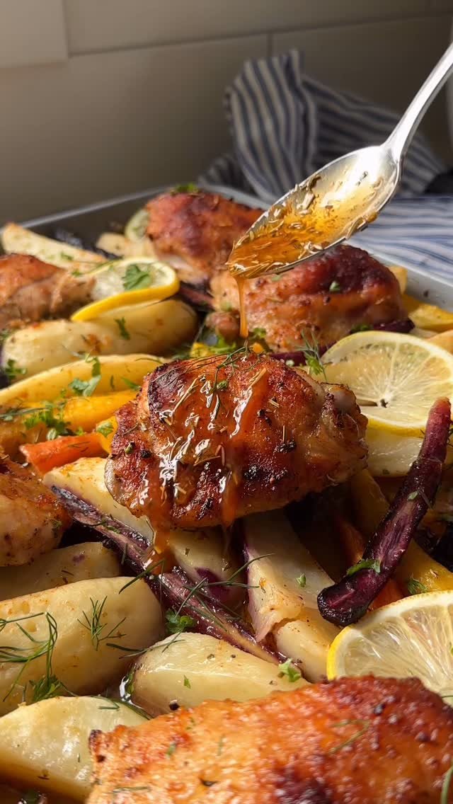 sammymontgoms 게시물 이미지: Sheet Pan Lemon Chicken & Potatoes 🍋 I whip...