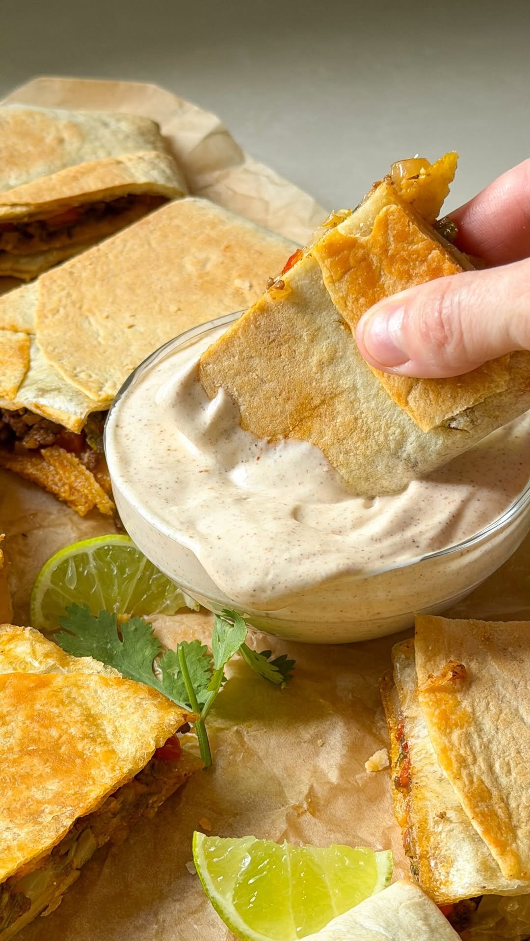 sammymontgoms 게시물 이미지: Sheet Pan Crunchwraps with Taco Dip 🌮 reply...