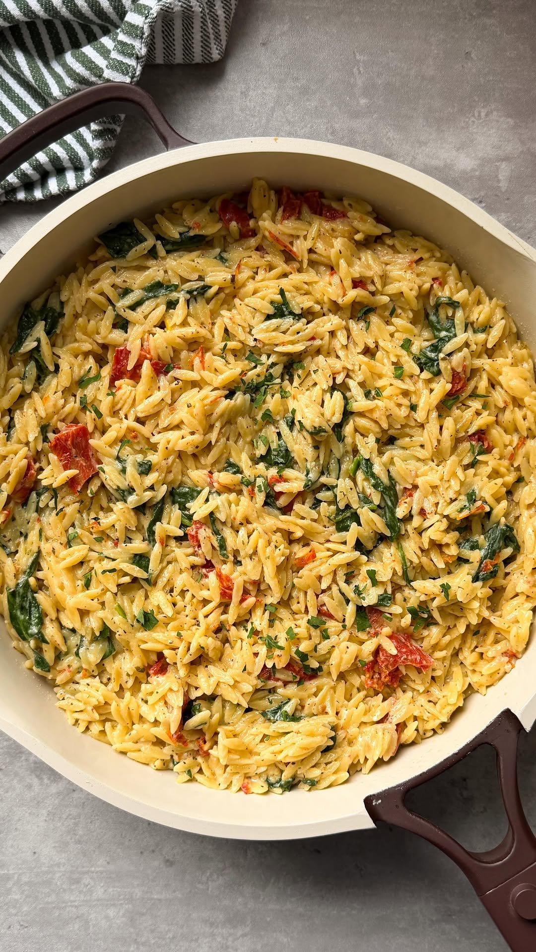 sammymontgoms 게시물 이미지: Boursin Spinach & Sun-dried Tomato Orzo Bake -...