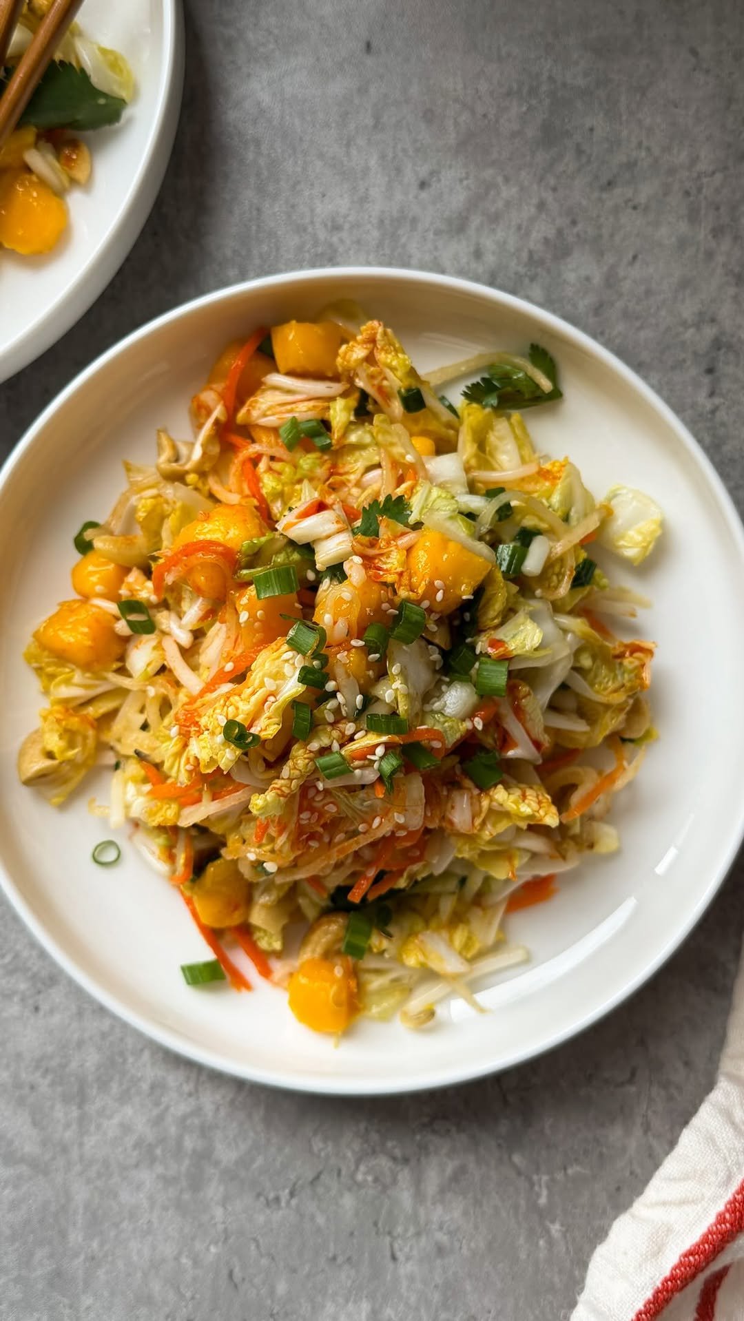 sammymontgoms 게시물 이미지: Crunchy Asian Slaw 🥬🥕🫚 so simple but seriously...