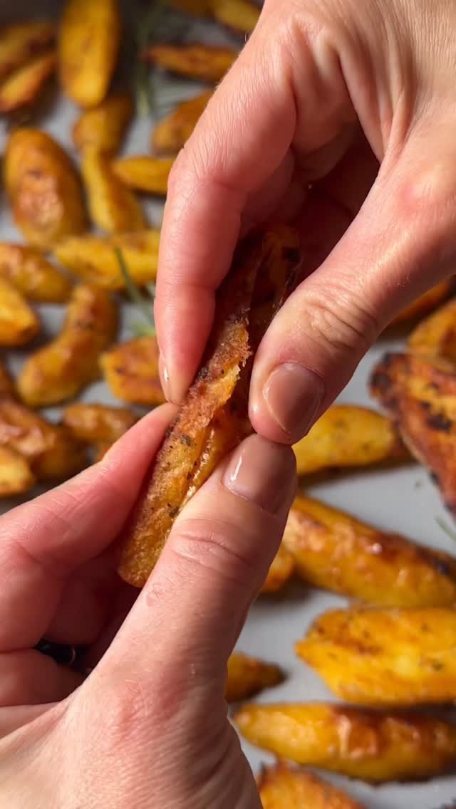 sammymontgoms 게시물 이미지: Crispy Roasted Potatoes 🥔 a recipe everyone...