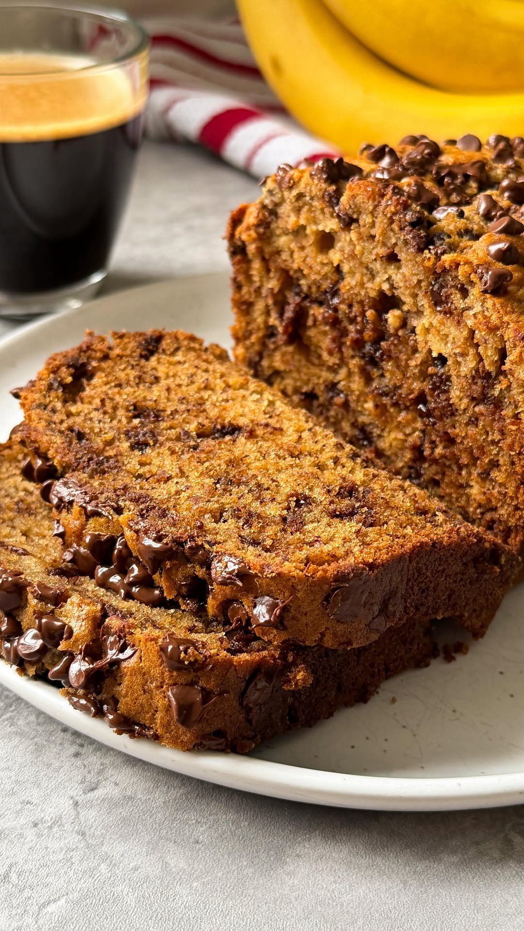 sammymontgoms 게시물 이미지: Brown Butter Banana Bread with tons of mini...