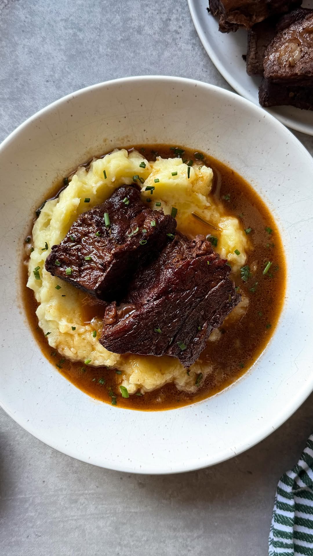sammymontgoms 게시물 이미지: Braised Beef Short Ribs - easy, tender, fall...