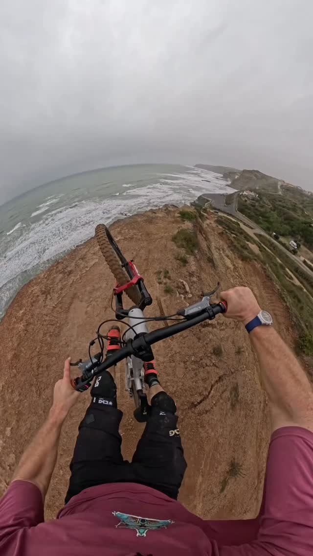 sampilgrim 게시물 이미지: Took my new @canyon to Lisbon! LINK IN BIO! 🤙🔥...