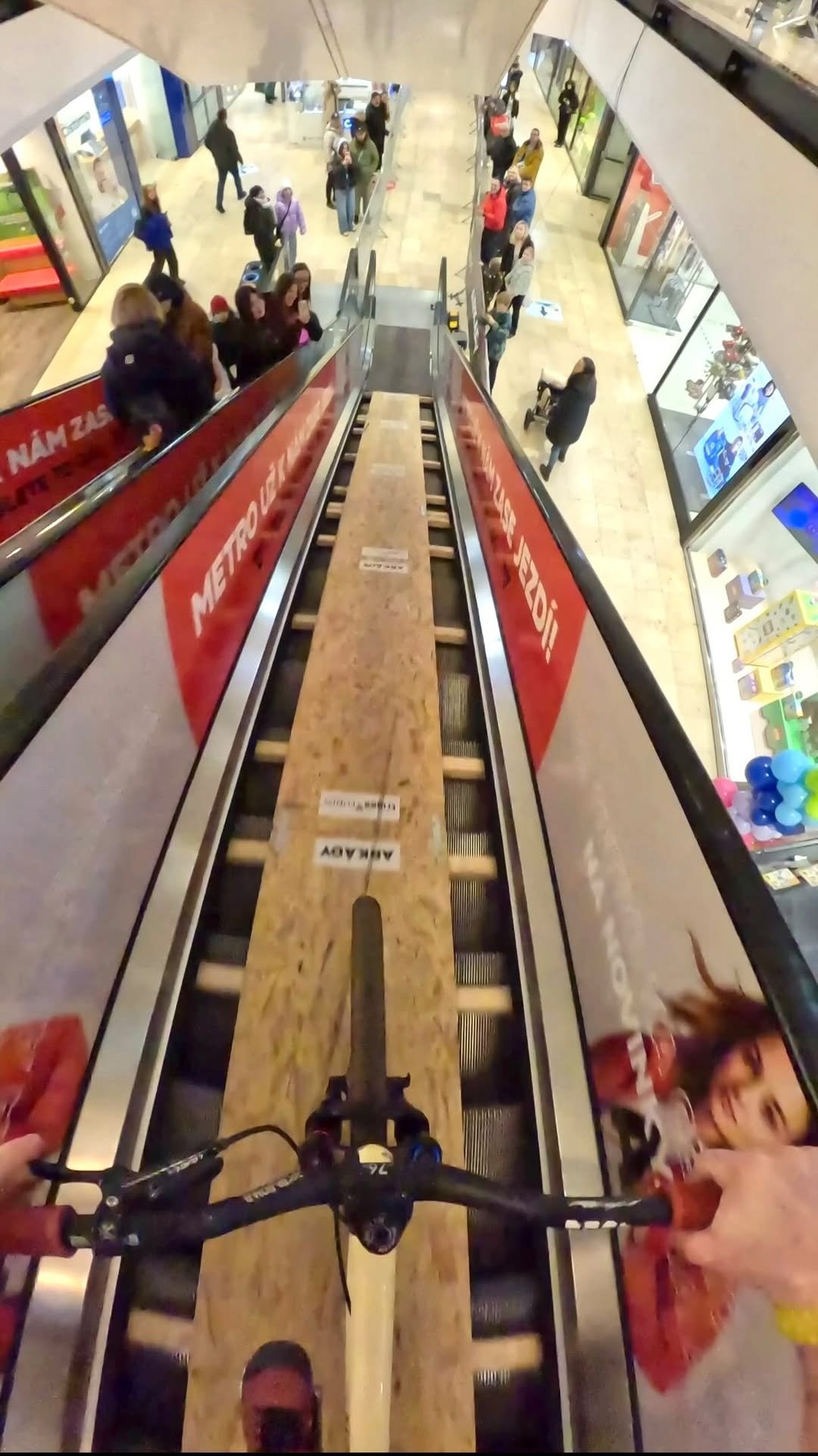 sampilgrim 게시물 이미지: Slopestyle contest in a shopping mall!!! 🔥Link...