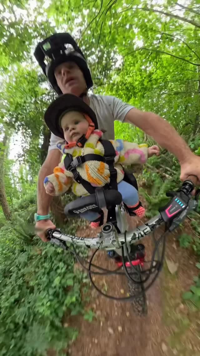sampilgrim 게시물 이미지: Shredding with 9 month old @izzyrosepilgrim 🤙...