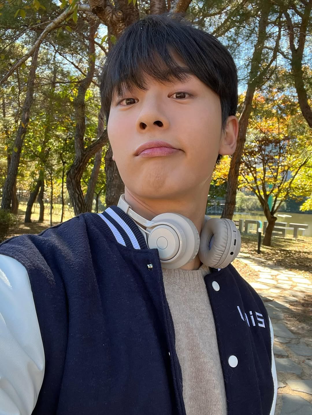 Photo by <삼삼하다> 김의준 on November 01, 2025. May be an image of one or more people and bangs.