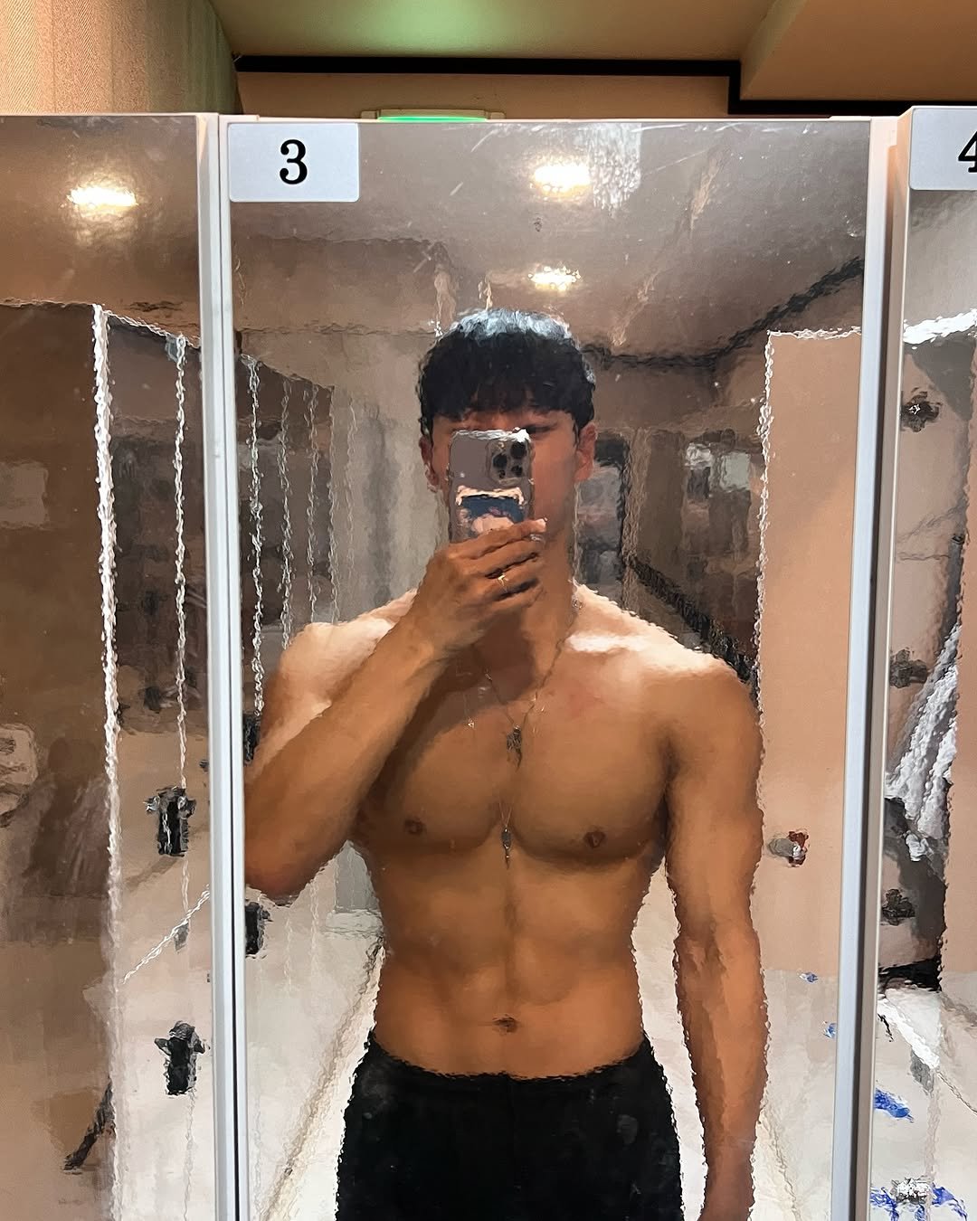Photo by <삼삼하다> 김의준 on May 20, 2025. May be an image of 1 person, biceps, body building, mirror and text.