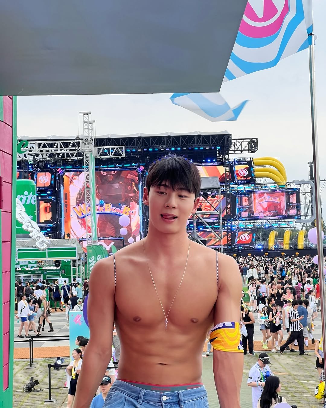 Photo by <삼삼하다> 김의준 on July 05, 2025. May be an image of 2 people, biceps, underwear and text.