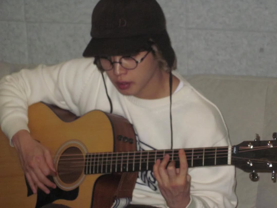 Photo by 김민석 on January 09, 2026. May be an image of guitar, hat, bolo tie and text.