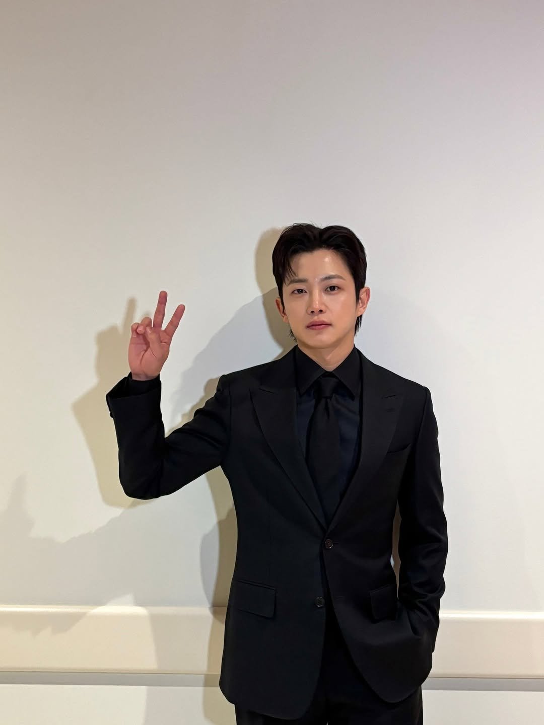 Photo by 김민석 on November 15, 2025. May be an image of suit, dinner jacket, bolo tie and text.