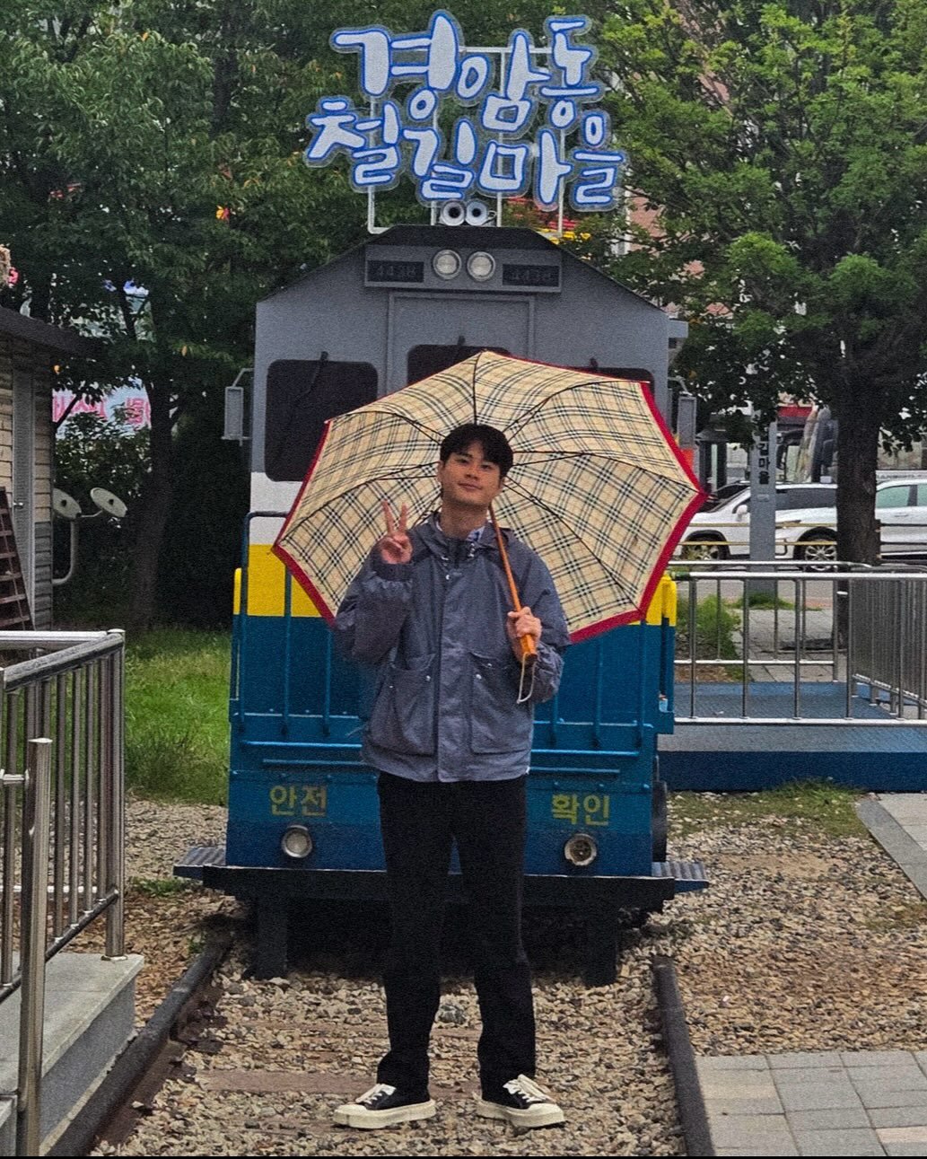 Photo by 이종혁 작가 on September 25, 2025. May be an image of 1 person, train, umbrella and text that says '경마도 청을 철일하을 100l'.
