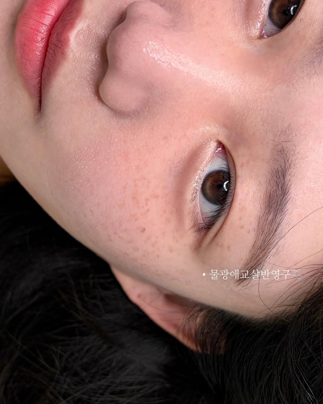 sand__brow 게시물 이미지: 시그니처 기법으로 부드럽게 쌓아올리는 애교살 
퍼지는 필러아닌, 지워지는 메이크업...