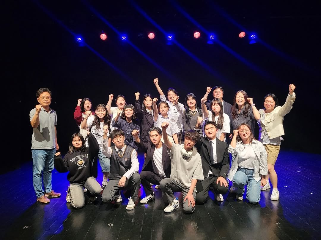 sanghoo.director 게시물 이미지: #인천청소년연극제대상수상
.
.
인천영종고등학교 연극부...