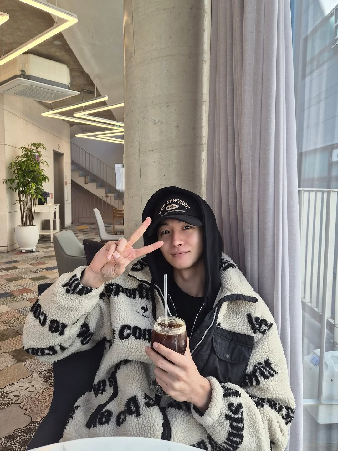 Photo by 박상남 on March 22, 2026. May be an image of duffle coat, sweatpants, parka, bath robe, sweatshirt, cornflower and text.