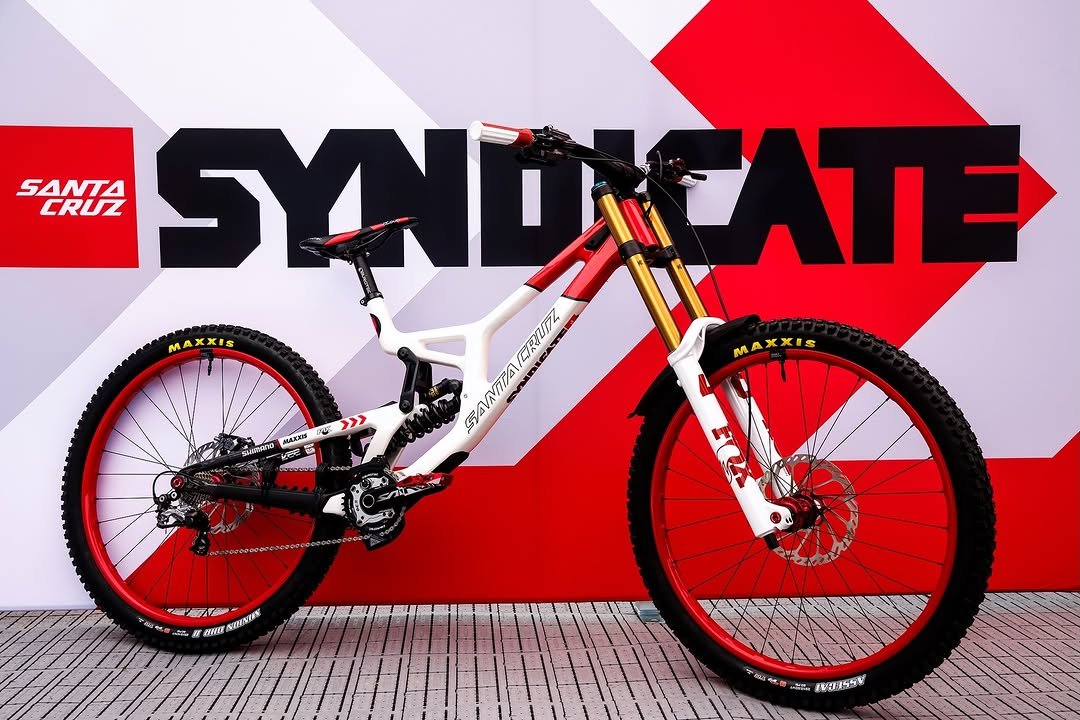 santacruzbicycles 게시물 이미지: Bike Check: Steve Peat’s 20th Anniversary...