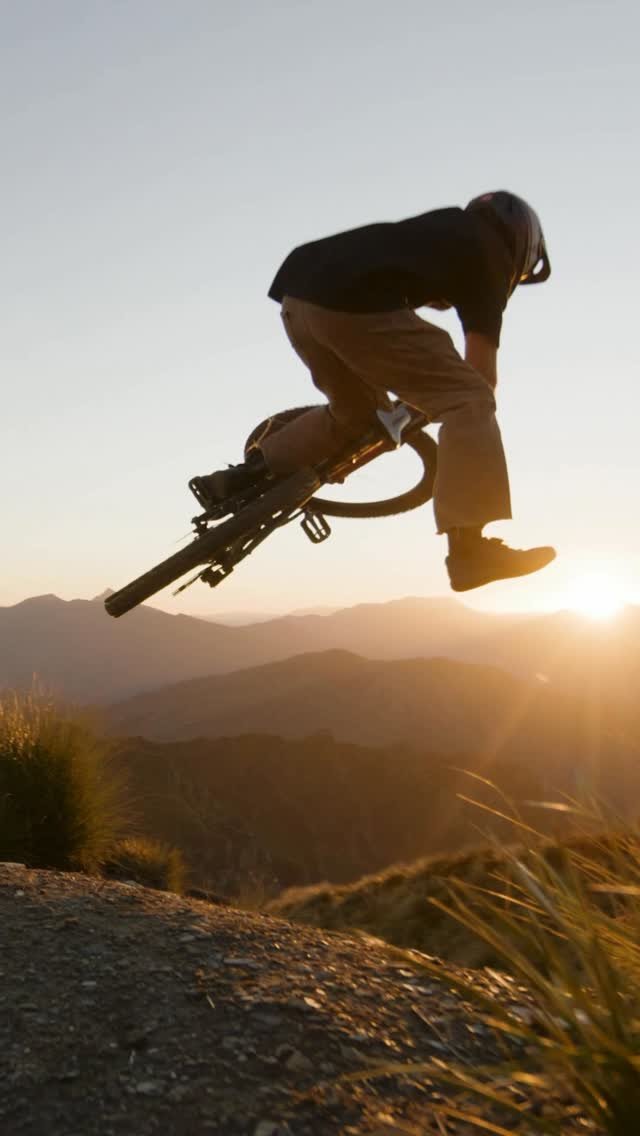 santacruzbicycles 게시물 이미지: Rolling into the weekend with @johanssonsimon,...