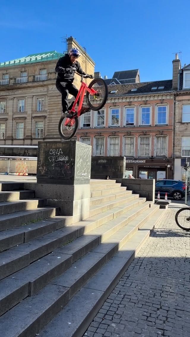 santacruzbicycles 게시물 이미지: Rolling into the weekend with @danny_macaskill...