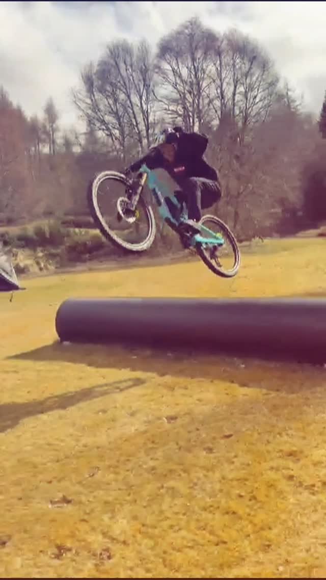 santacruzbicycles 게시물 이미지: Backyard shenanigans with @danny_macaskill and...