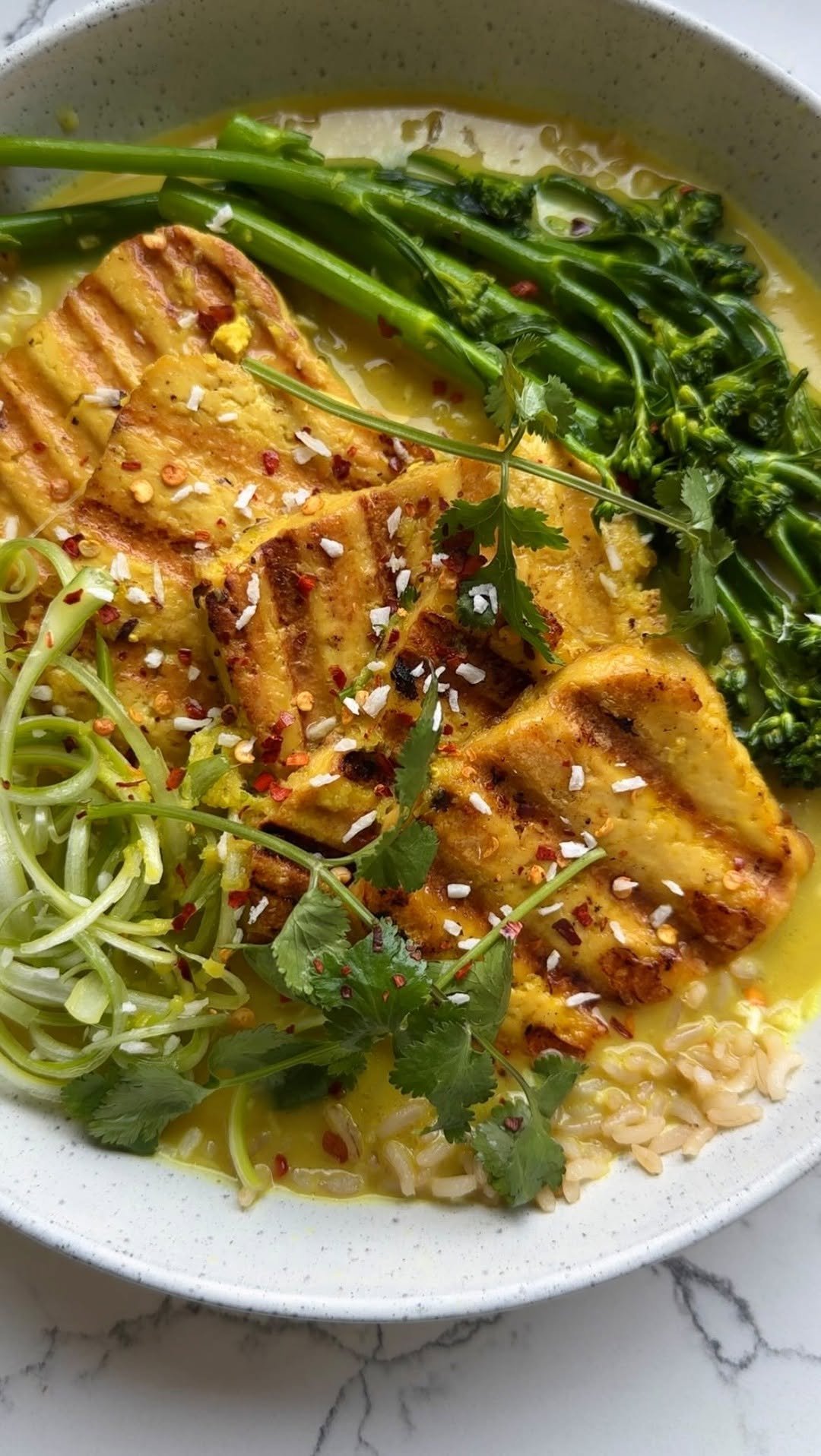 sarahdoig 게시물 이미지: GINGER & CHILLI BROTHY TOFU BOWL 🌶️

I’m so...
