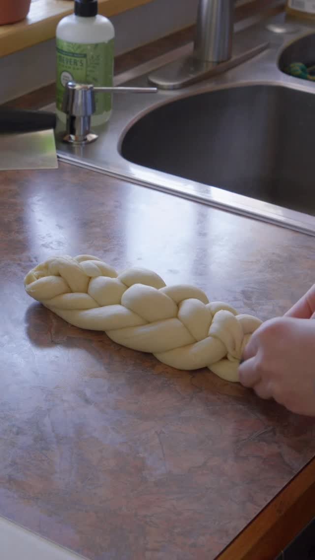 sarahsvegankitchen_ 게시물 이미지: Braiding challah. My Friday routine. 💫