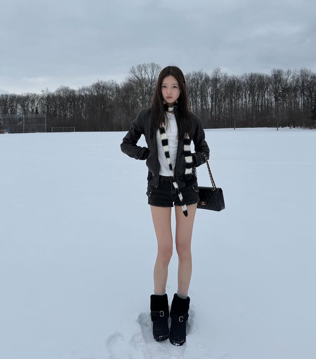 Photo by tracy 손수민 on February 26, 2026. May be an image of standing, shorts, turtleneck, miniskirt, parka, snow and text.