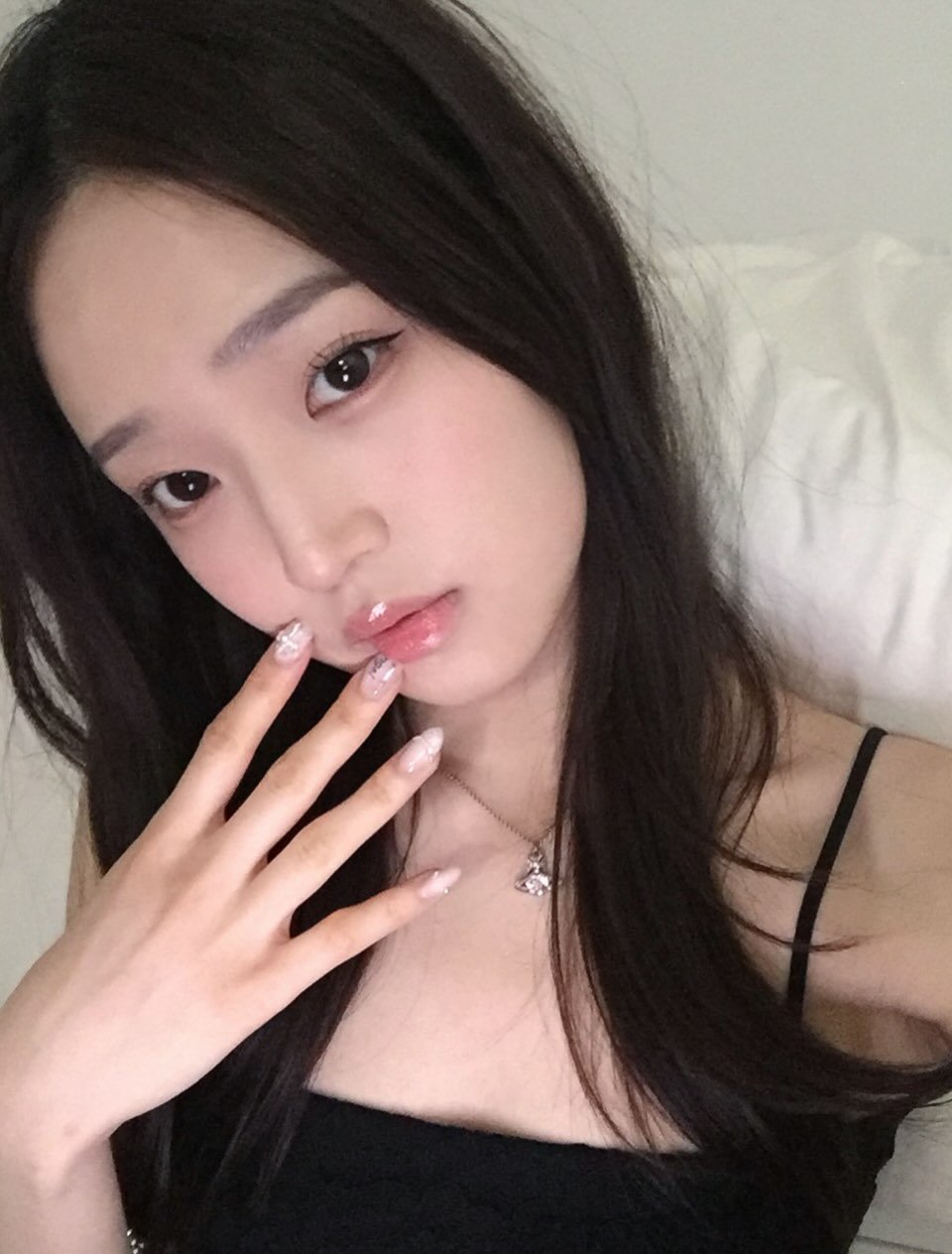 Photo by tracy 손수민 on March 05, 2026. May be a selfie of one or more people, makeup, hair and text.