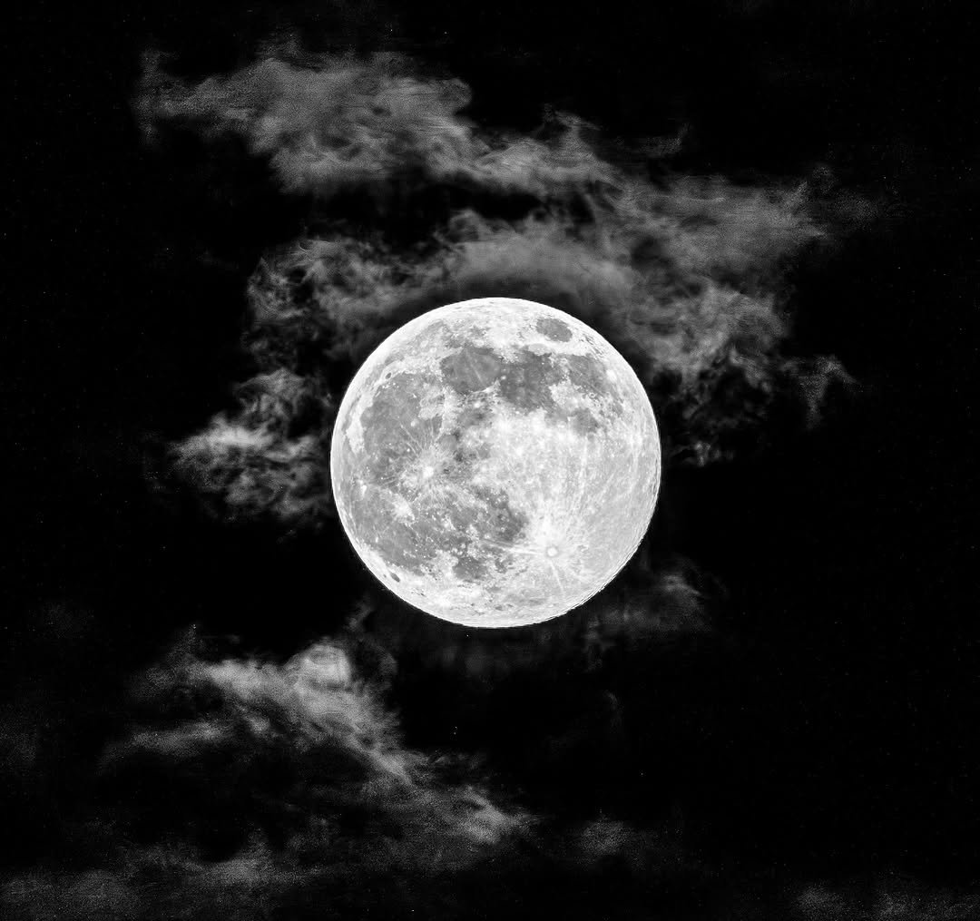 Photo by 김사랑 sarang Kim. on November 05, 2025. May be a black-and-white image of eclipse, night and text.