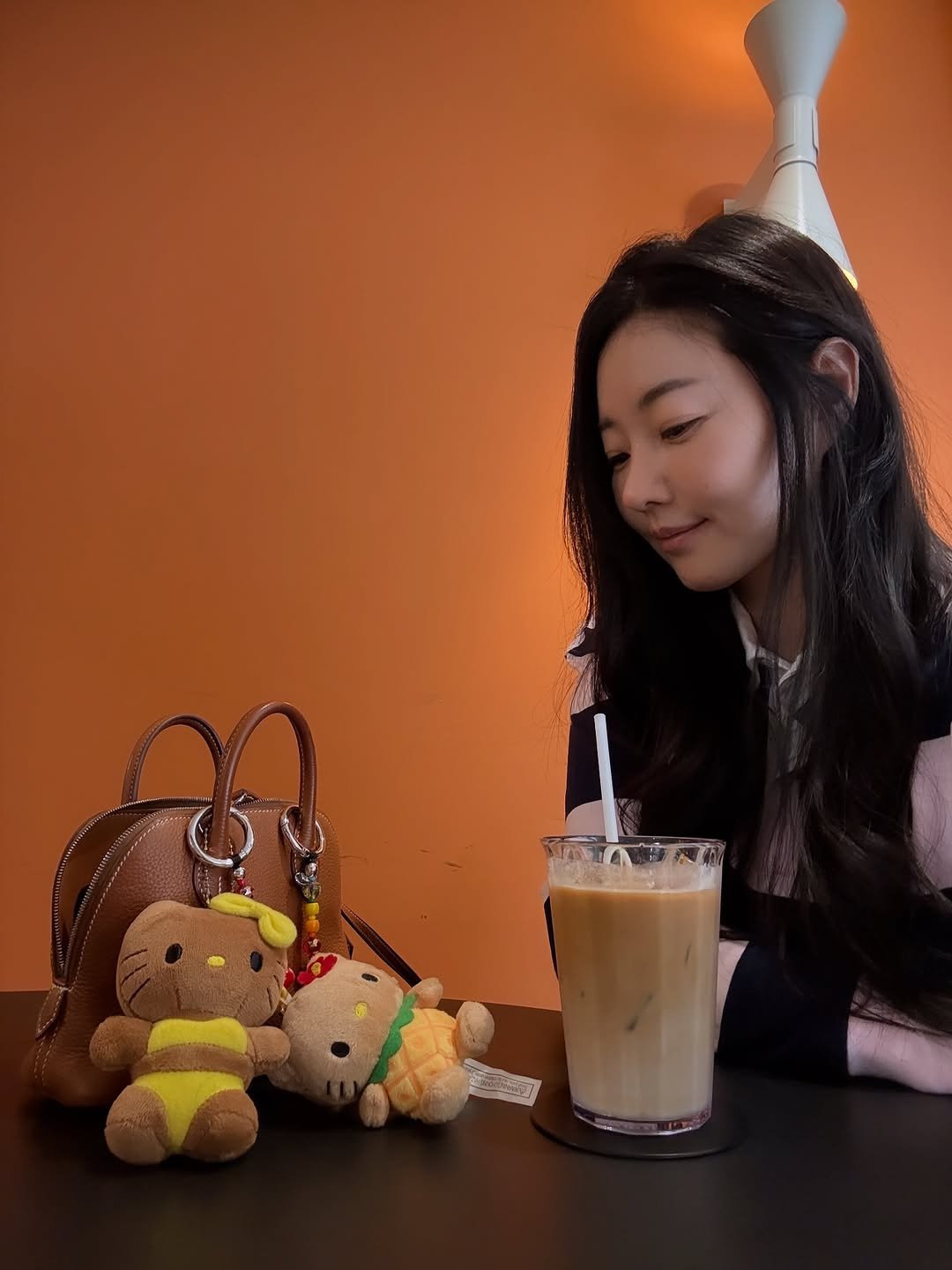 Photo by 김사랑 sarang Kim. on September 22, 2025. May be an image of smoothie, tea and text.