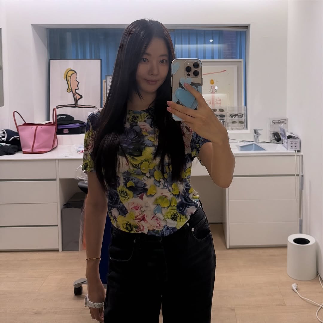 Photo by 김사랑 sarang Kim. on October 17, 2025. May be a selfie of one or more people, hair, phone, mirror, top, baby's-breath and text.