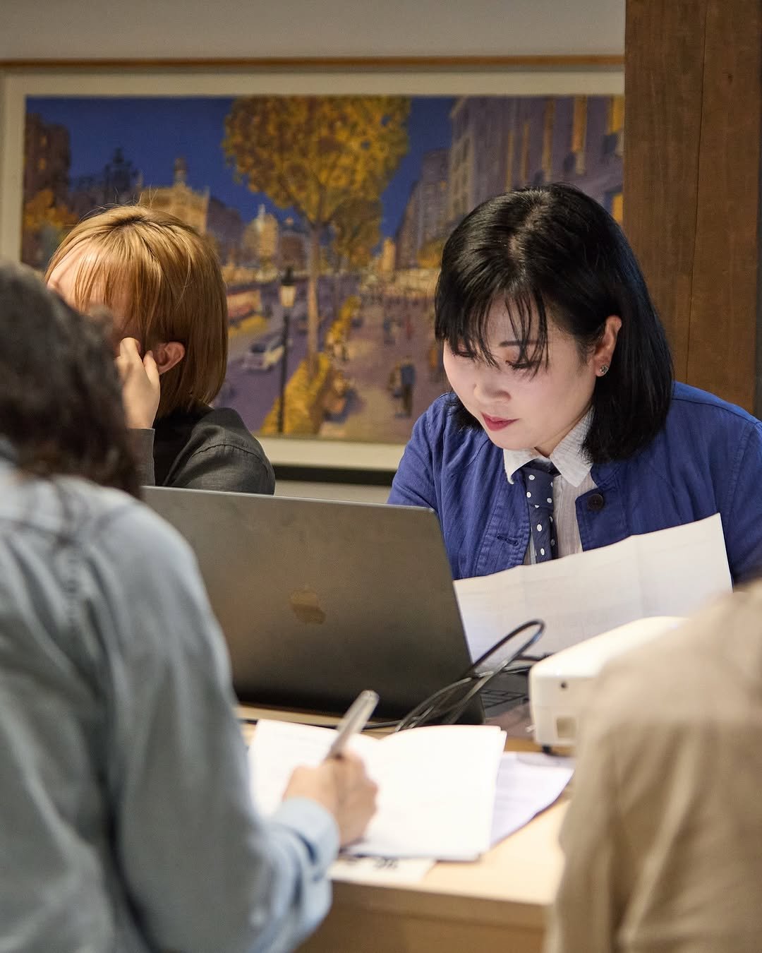 Photo by 서울문화재단 서울예술인지원센터 on October 01, 2025. May be an image of 2 people, child, people studying, office and text.