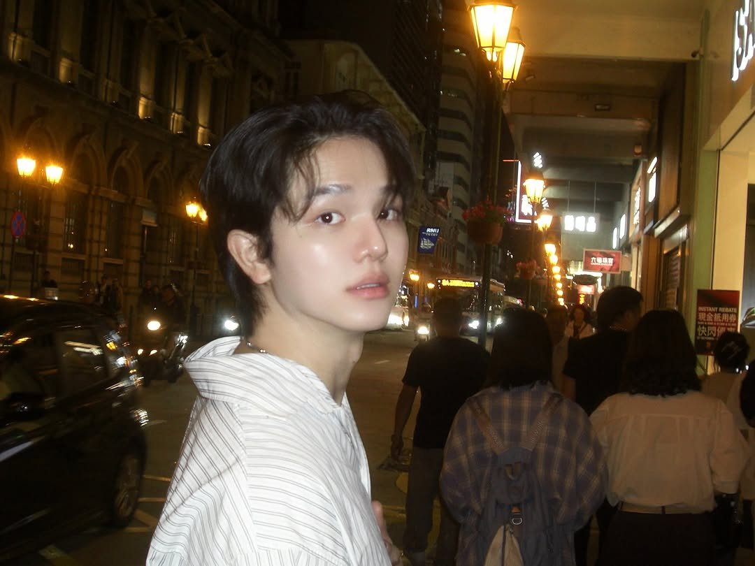 Photo by 사선웅 on November 09, 2025. May be an image of one or more people, hair, bolo tie and text.