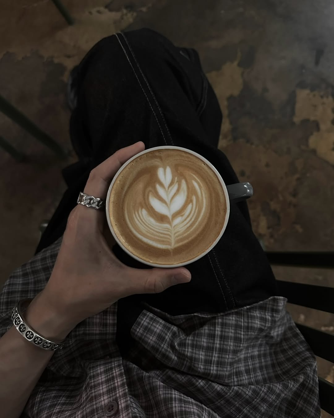 Photo shared by 사선웅 on August 25, 2025 tagging @king_kroach, and @celine. May be an image of 1 person, coffee cup, coffee, cappuccino, cup, cornflower and text.
