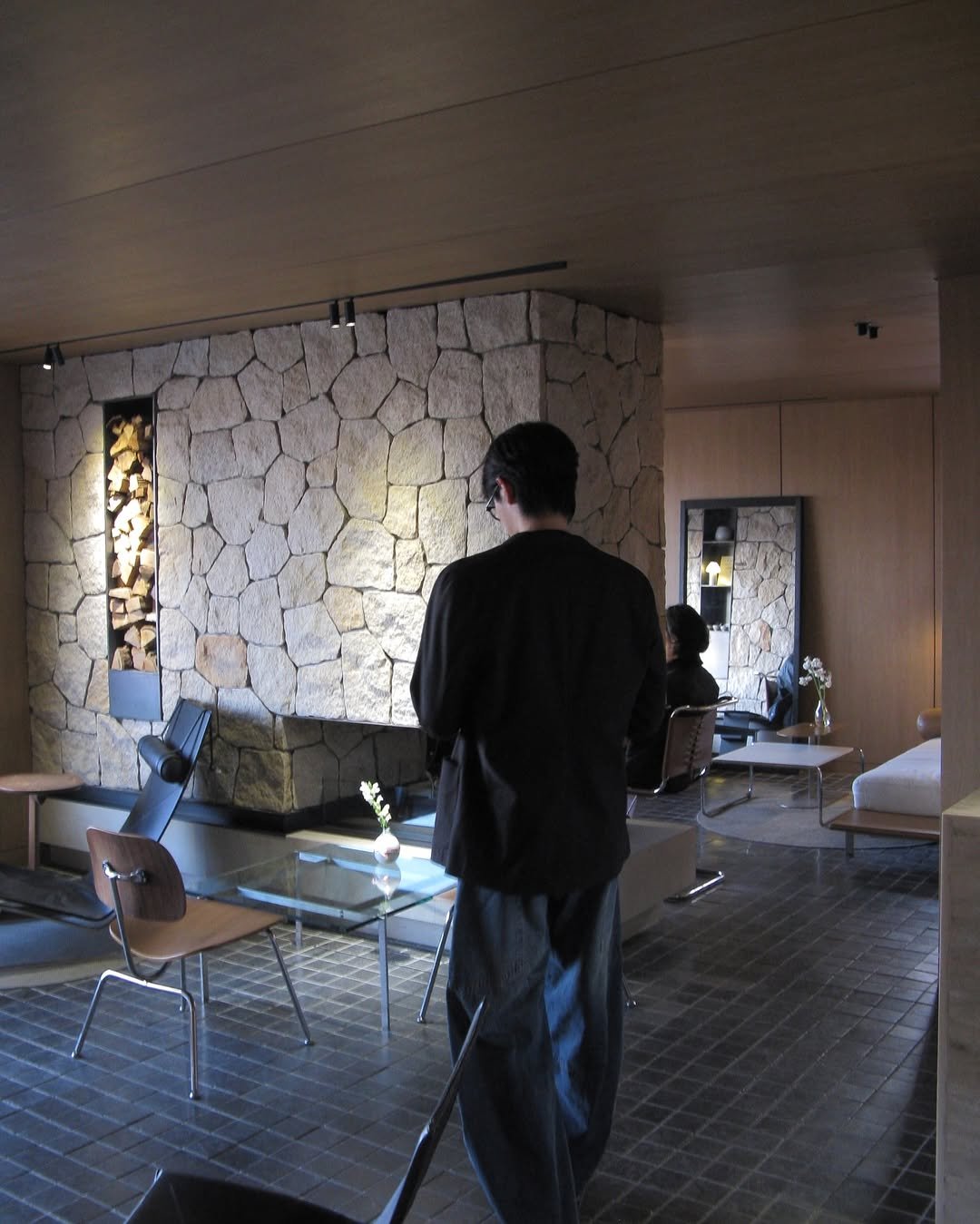 Photo by 사선웅 on March 22, 2025. May be an image of 2 people, hallway and text.