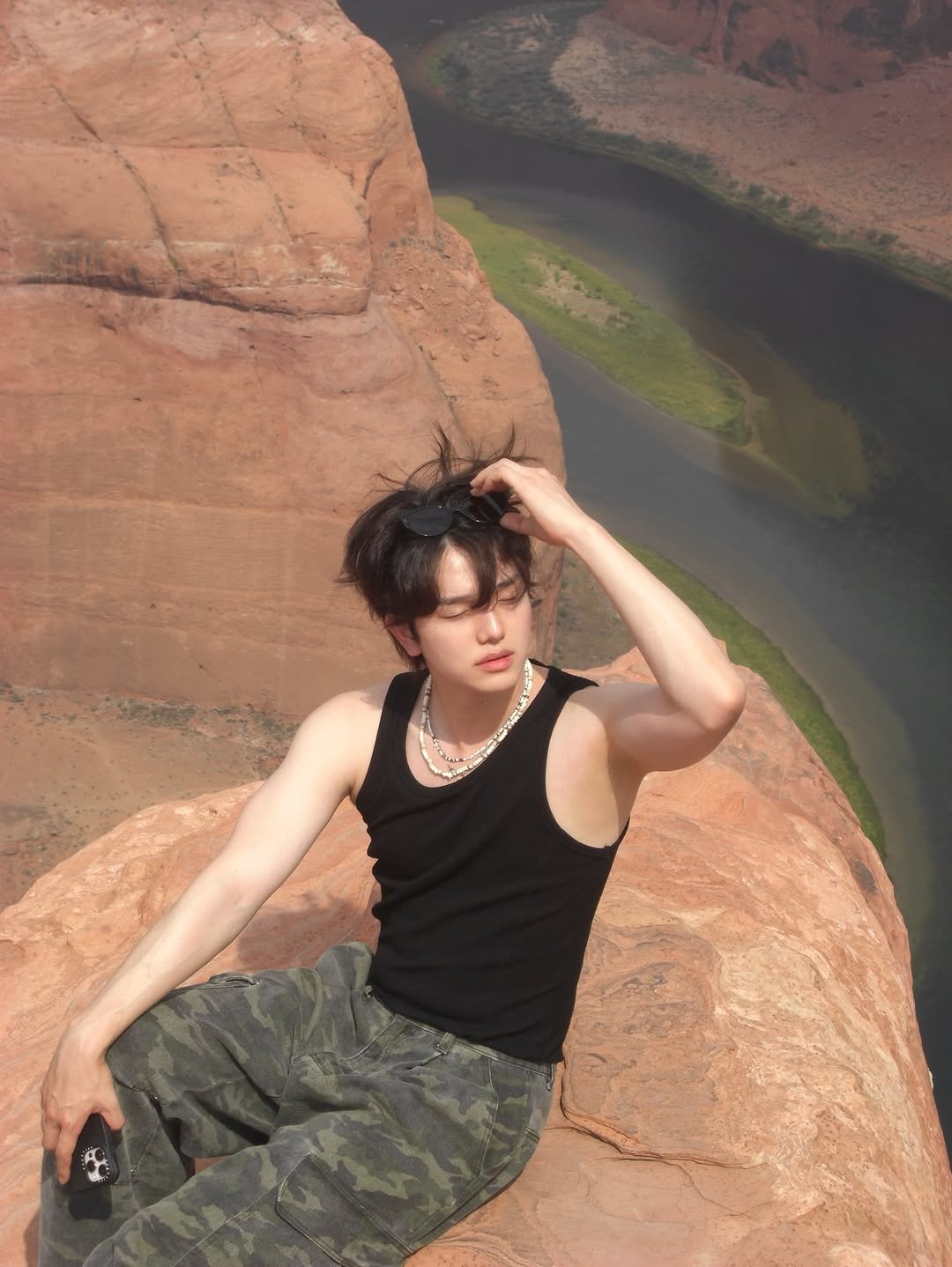 Photo by 사선웅 on August 12, 2025. May be an image of 1 person, Lake Powell and text.