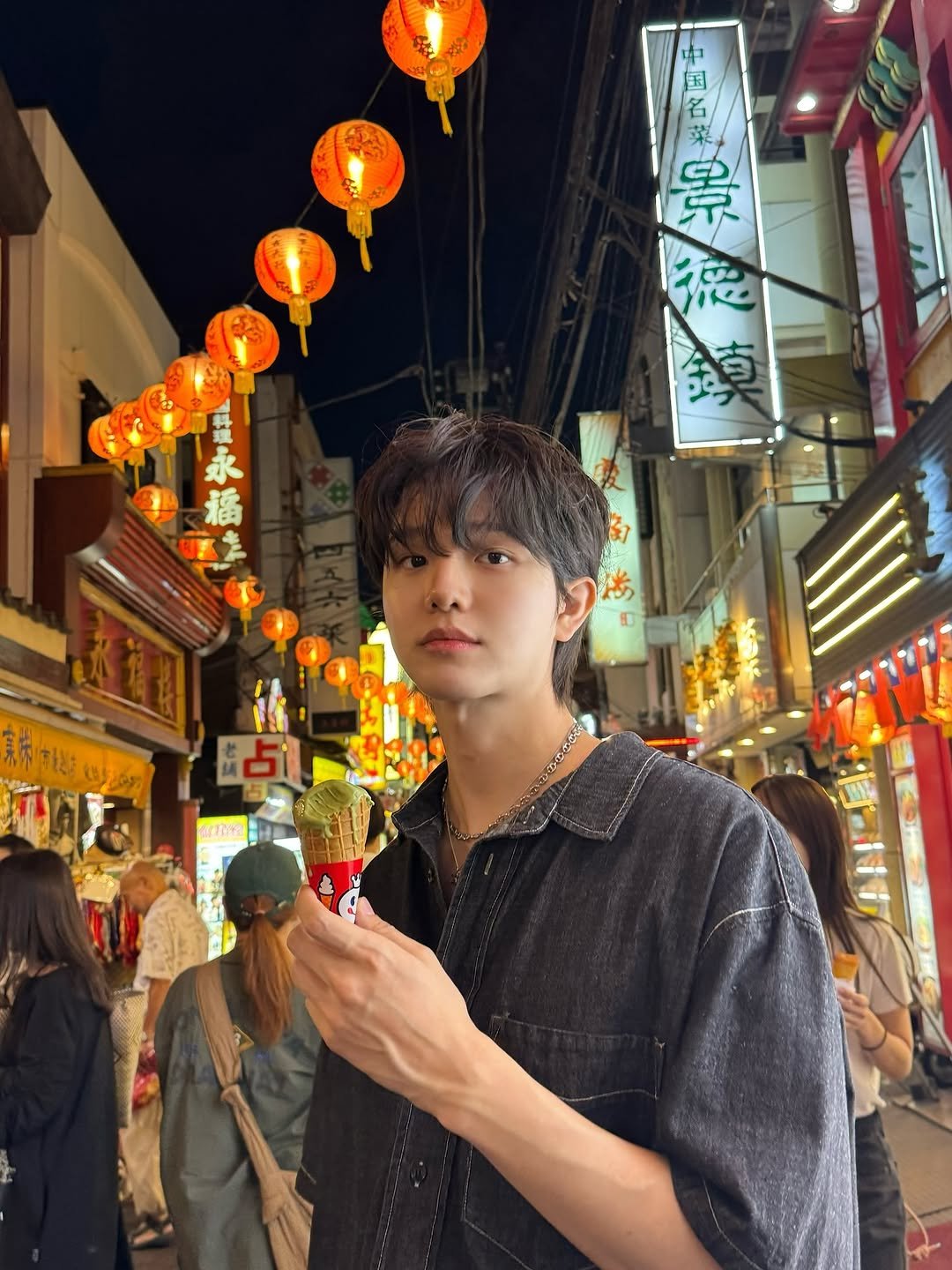 Photo by 사선웅 on September 28, 2025. May be an image of 4 people, lantern, bolo tie and text.