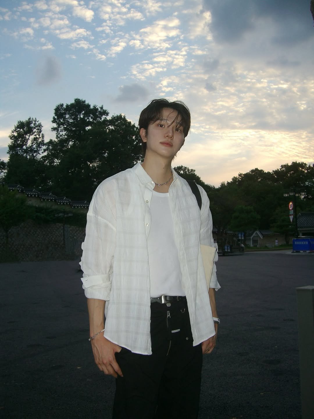 Photo shared by 사선웅 on September 03, 2025 tagging @uniqlokr. May be an image of 1 person, bolo tie and text.
