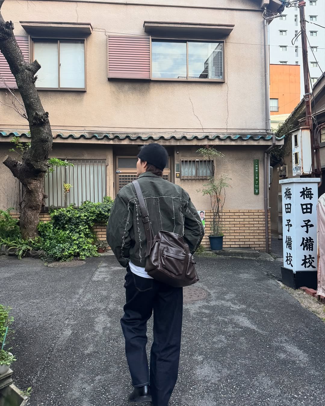 Photo by 사선웅 on April 27, 2025. May be an image of 1 person, duffle coat, parka and text.