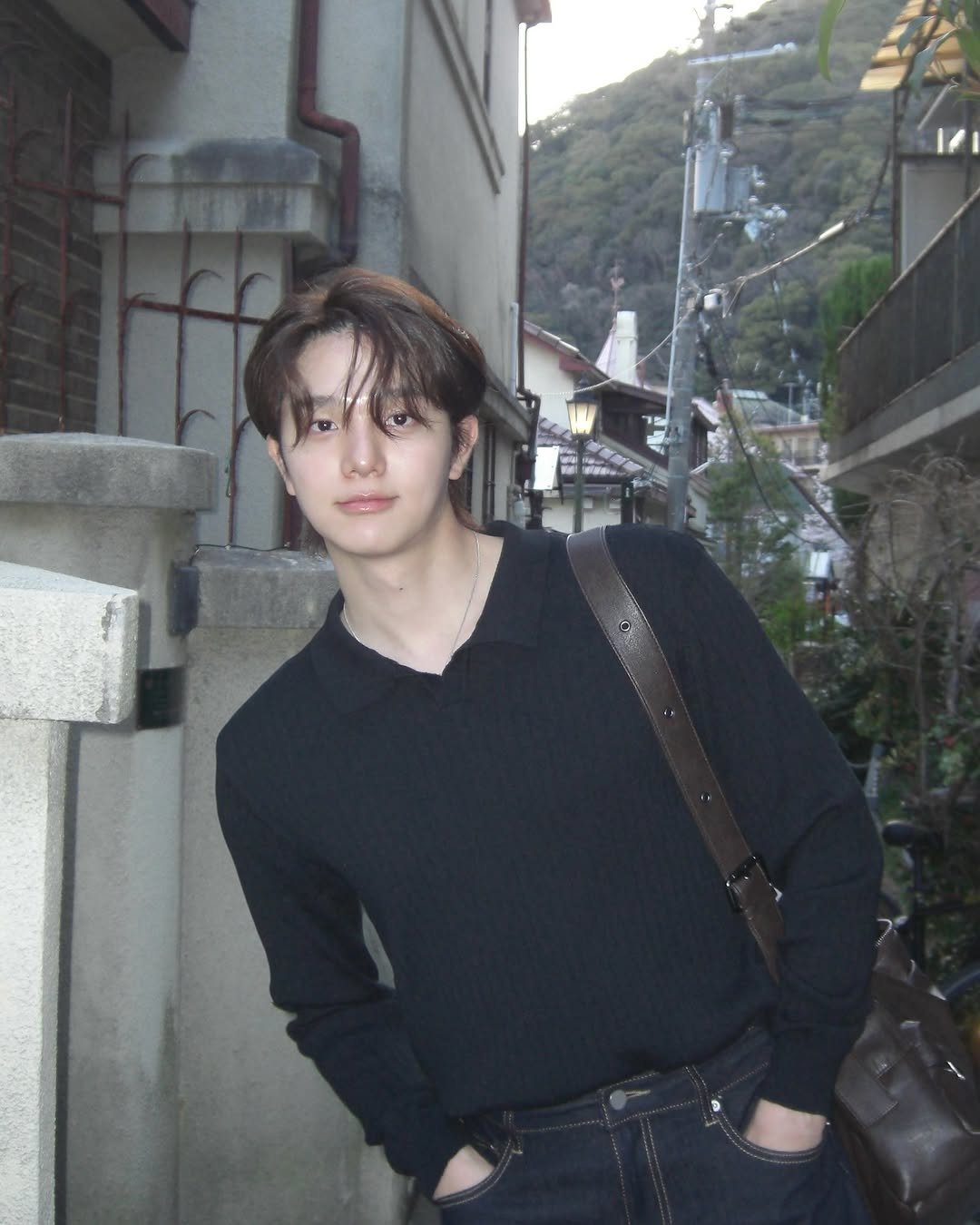 Photo by 사선웅 on April 16, 2025. May be an image of 1 person, bolo tie, top and text.