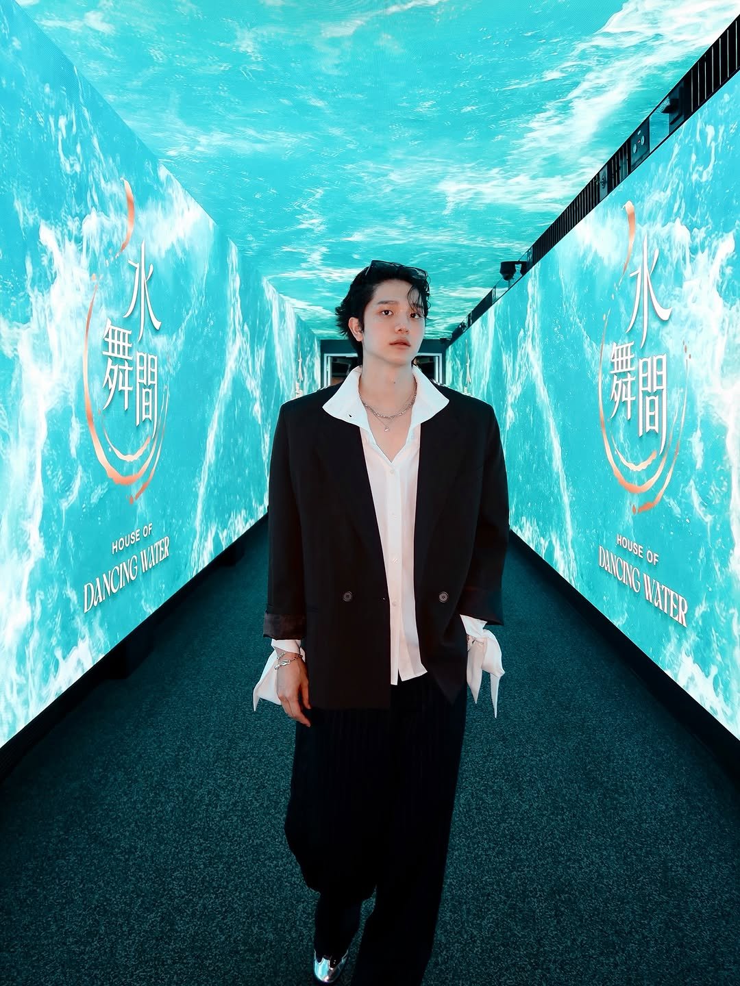 Photo shared by 서눙 on November 16, 2025 tagging @cityofdreamsmacau, and @houseofdancingwater. May be an image of duffle coat, overcoat, suit, blazer and text.