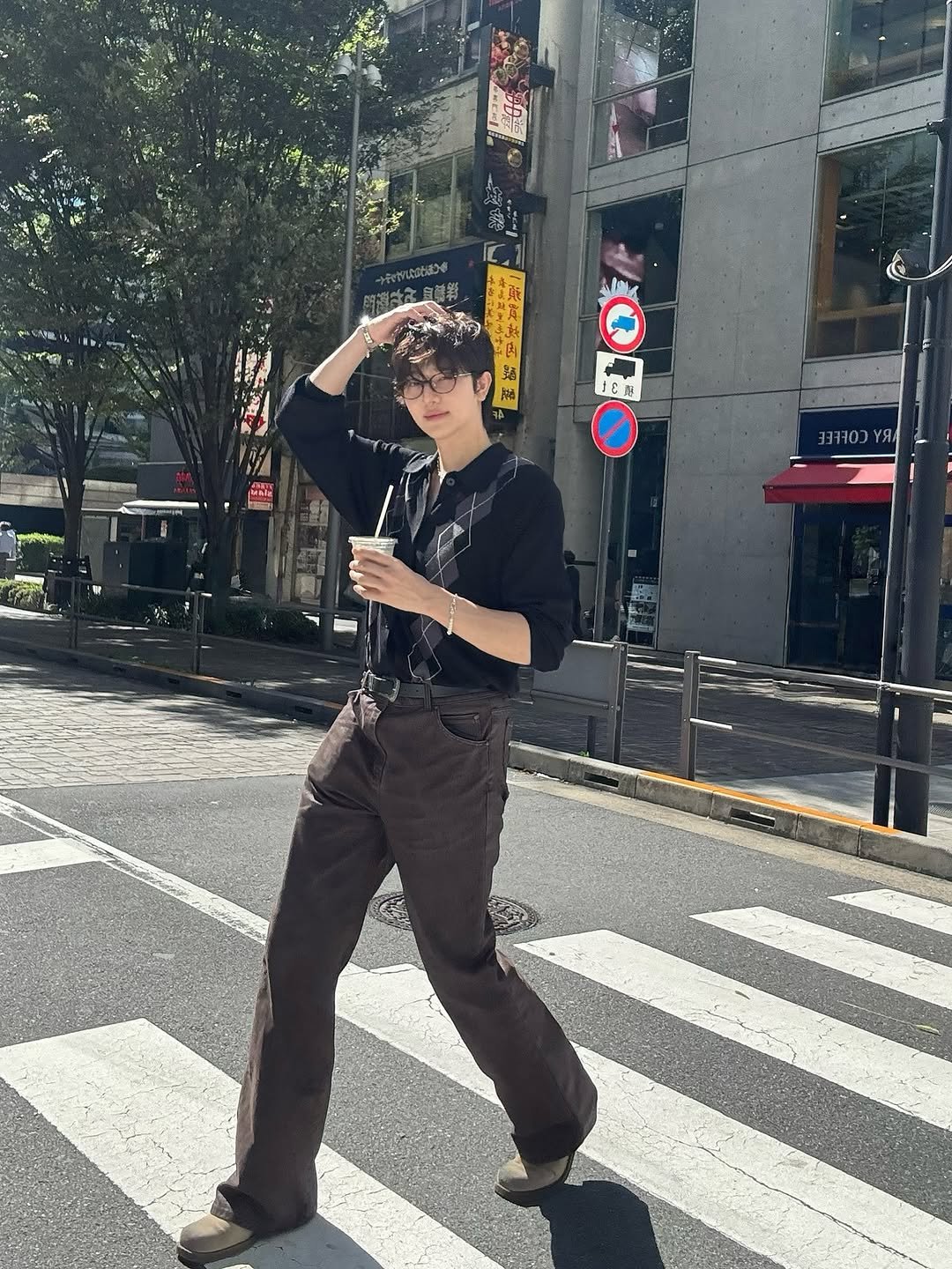 Photo by 사선웅 on October 11, 2025. May be an image of street, curb and text.