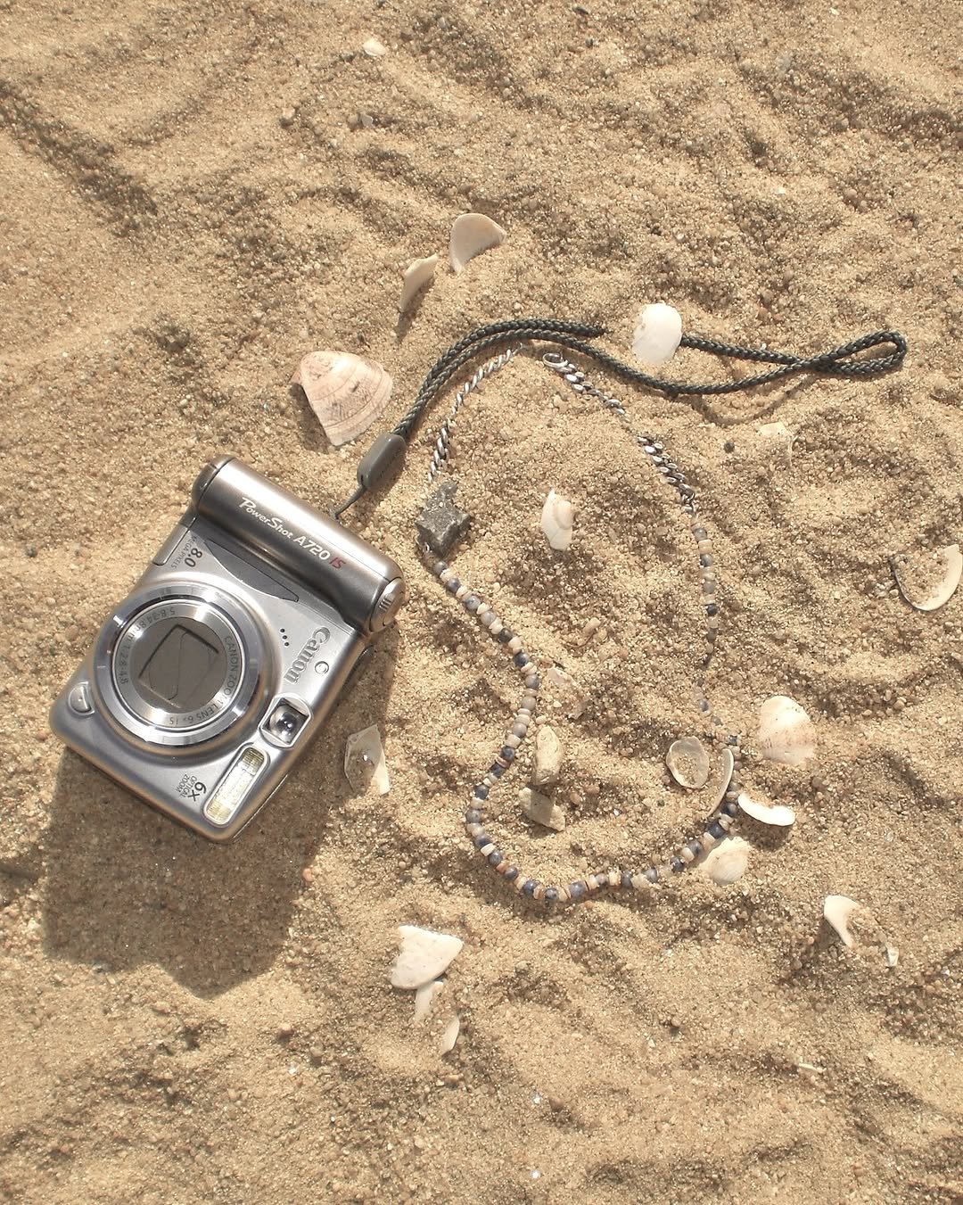 Photo by 사선웅 on August 19, 2025. May be an image of phone, camera, camcorder, portable cassette player and text.