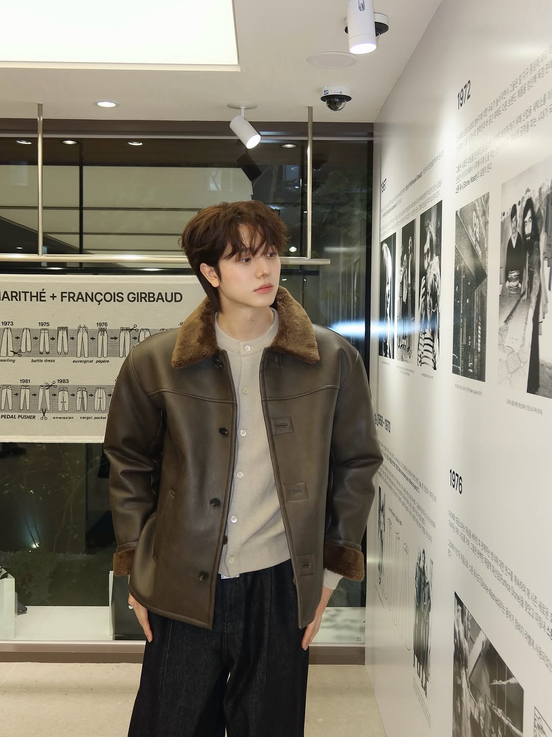 Photo by 사선웅 on October 16, 2025. May be an image of duffle coat, overcoat and text.