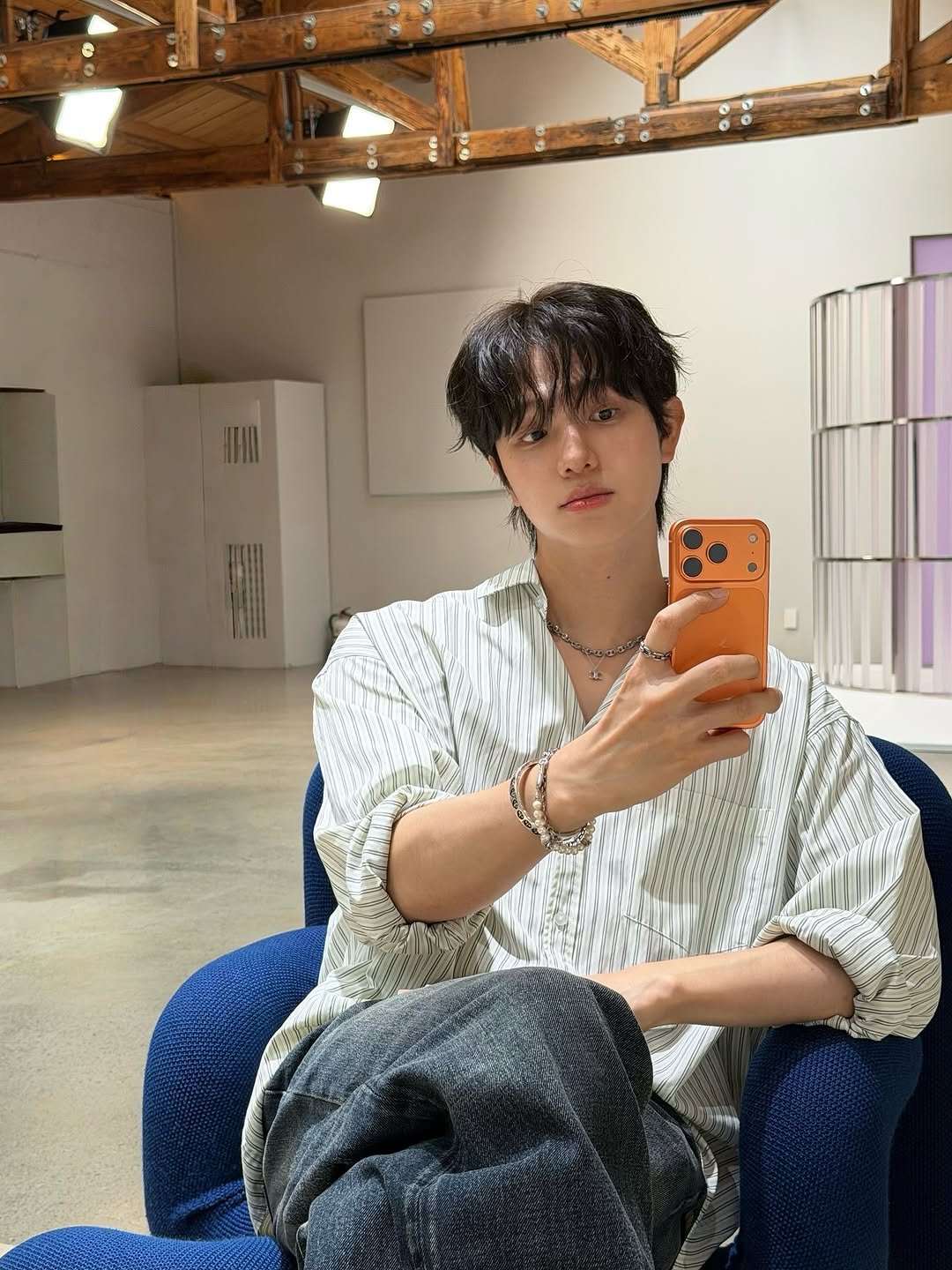 Photo shared by 사선웅 on September 19, 2025 tagging @apple. May be an image of 1 person and text.