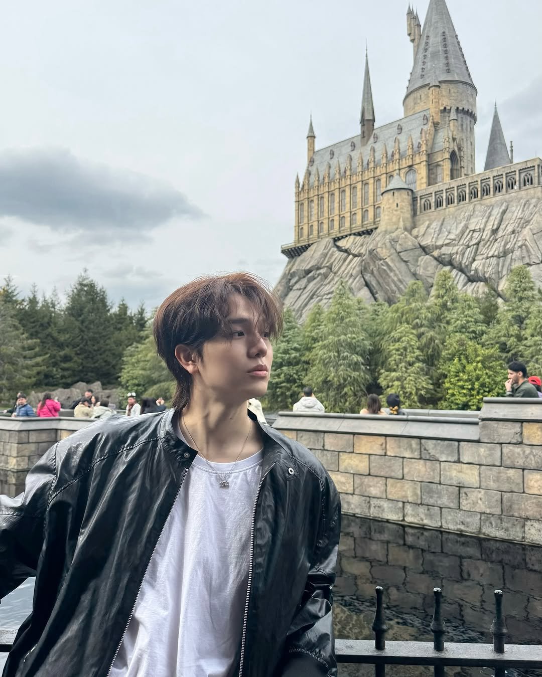 Photo by 사선웅 on April 21, 2025. May be an image of 5 people, castle, York Minster and text.